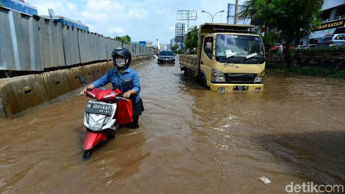 Banjir Rendam Jalan Boulevard Barat Kelapa Gading Hujan yang mengguyur kawasan Jakarta Utara menyebabkan banjir di Jalan Boulevard Barat, Kelapa Gading. Jalan ini memang kerap dilanda banjir saat hujan deras mengguyur.