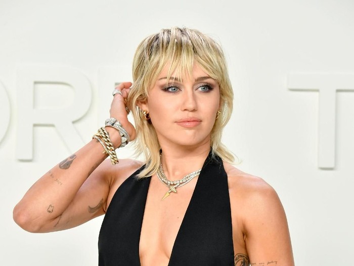 HOLLYWOOD, CALIFORNIA - FEBRUARY 07: Miley Cyrus attends the Tom Ford AW20 Show at Milk Studios on February 07, 2020 in Hollywood, California. (Photo by Amy Sussman/Getty Images)