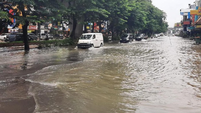 Hari beranjak siang, banjir yang menggenangi kawasan Kelapa Gading, Jakarta Utara, belum surut. Genangan air setinggi 30 centimeter.