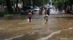 Jalan di Depan PN Jakpus Tergenang Banjir