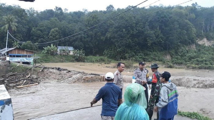 Banjir bandang melanda Kabupaten Sijunjung, Sumatera Barat. Ratusan rumah warga terendam banjir dan jembatan terputus.