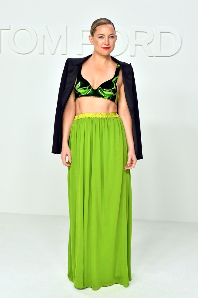 Tidak ketinggalan aktris Kate Hudson. Memakai two-piece dress hijau neon, perempuan 40 tahun itu memamerkan perutnya yang rata. (Foto: Amy Sussman/Getty Images)