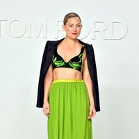 Tidak ketinggalan aktris Kate Hudson. Memakai two-piece dress hijau neon, perempuan 40 tahun itu memamerkan perutnya yang rata. (Foto: Amy Sussman/Getty Images)