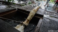 Mesin pompa juga telah dikerahkan untuk menyedot air.