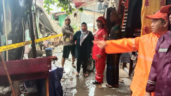 Kosan di Mampang Roboh