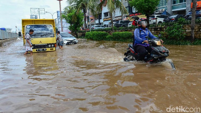 Hujan yang mengguyur kawasan Jakarta Utara menyebabkan banjir di Jalan Boulevard Barat, Kelapa Gading. Jalan ini memang kerap dilanda banjir saat hujan deras mengguyur.