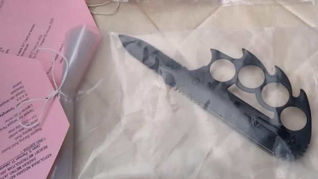 Barang Bukti Tohap Silaban, Pemobil yang Ajak Duel Polisi: Bowie Knife-Taser