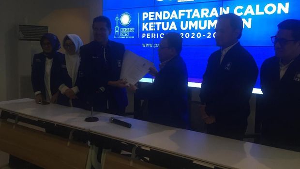  Kedatangan Asman disambut oleh Sekretaris Panitia Pengarah Kongres V PAN Saleh Daulay. 