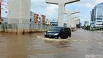Motor Mogok Akibat Terobos Banjir di Kelapa Gading