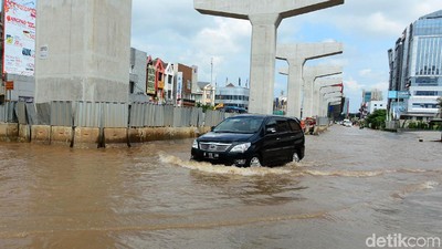 Lagi, Banjir Rendam Jalan Boulevard Barat Kelapa Gading