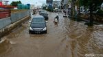 Motor Mogok Akibat Terobos Banjir di Kelapa Gading