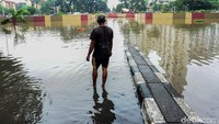 Lalu lintas terputus akibat banjir tersebut.