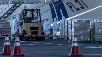 Para petugas karantina menaiki kapal pesiar Diamond Princess yang sedang dikarantina di Yokohama. Foto: Getty Images