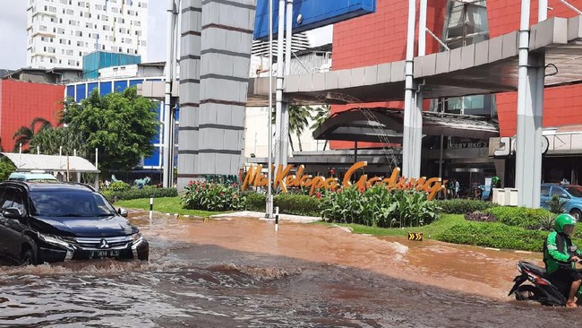 Biang Kerok Banjir di Jakarta, Aktivitas Bisnis Lumpuh