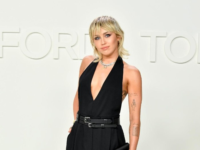 HOLLYWOOD, CALIFORNIA - FEBRUARY 07: Miley Cyrus attends the Tom Ford AW20 Show at Milk Studios on February 07, 2020 in Hollywood, California. (Photo by Amy Sussman/Getty Images)