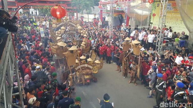 Poret kemeriahan parade budaya