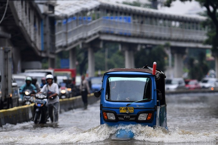 Banjir merendam Jalan Letjen Suprapto, Jakarta Pusat, Sabtu (8/2/2020).