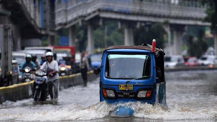 Banjir merendam Jalan Letjen Suprapto, Jakarta Pusat, Sabtu (8/2/2020).