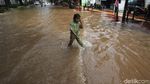 Jalan di Depan PN Jakpus Tergenang Banjir
