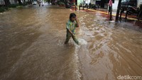 Genangan justru dijadikan sebagai tempat bermain oleh anak-anak.