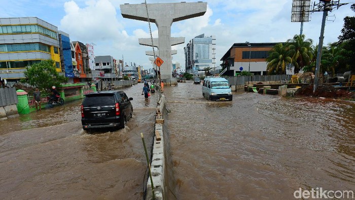 Hujan yang mengguyur kawasan Jakarta Utara menyebabkan banjir di Jalan Boulevard Barat, Kelapa Gading. Jalan ini memang kerap dilanda banjir saat hujan deras mengguyur.