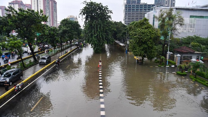 Banjir merendam Jalan Letjen Suprapto, Jakarta Pusat, Sabtu (8/2/2020).