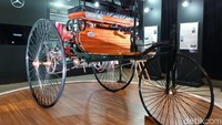 Mercedes-Benz punya sejarah panjang di Indonesia. Pada 1894, kendaraan bermotor pertama hadir di pulau Jawa, yakni Benz Victoria Phaeton yang dimiliki Sultan Solo, Pakoe Boewono X. Sejak itu, Mercedes-Benz telah menjadi luxury brand otomotif di Indonesia. Foto: Luthfi Anshori/detikOto