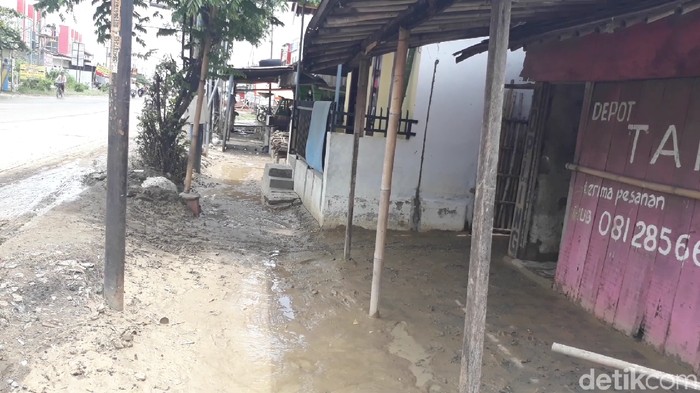 Lumpur dan genangan sisa banjir di Brebes, 8/2/2020