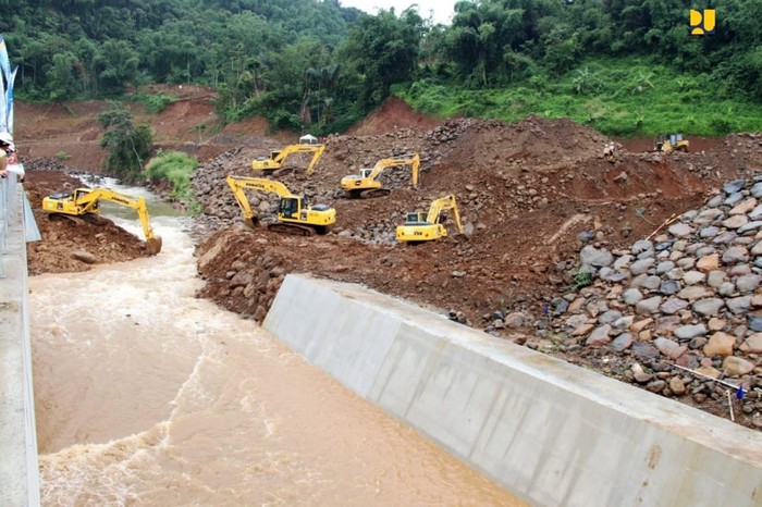 Selain Bendungan Sukamahi, Kementerian PUPR juga membangun Bendungan Ciawi untuk menangkal banjir menyerbu Jakarta. Intip yuk proyeknya.