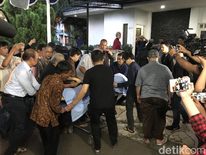Jenazah Istri Chrisye Damayanti Noor Tiba di Rumah Duka