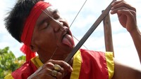 Seorang tatung beratraksi di acara perayaan Cap Go Meh di Sungai Raya, Kabupaten Kubu Raya, Kalimantan Barat. ANTARA FOTO/Jessica Helena Wuysang.