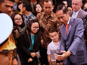 Istana Bicara Foto Jokowi Salaman ke Politikus Australia Berpin Bintang Kejora