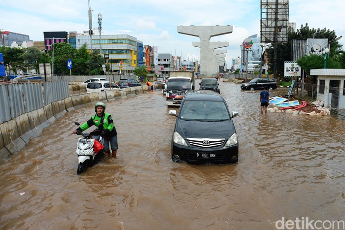 Banjir Rendam Jalan Boulevard Barat Kelapa Gading Banjir merendam Jalan Boulevard Barat, Kelapa Gading, Jakarta Utara, Sabtu (8/2/2020).