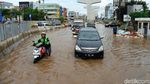 Motor Mogok Akibat Terobos Banjir di Kelapa Gading