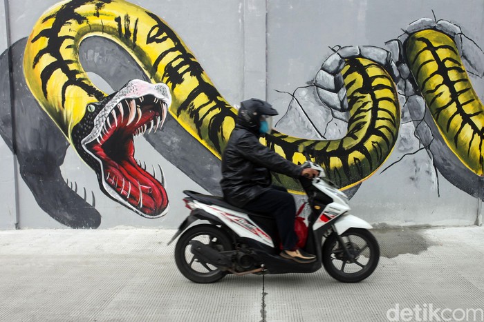 Mural Satwa Percantik Kawasan Penjaringan Berbagai kreasi mural terpajang di sepanjang dinding bantaran Kali Opak, Penjaringan, Jakarta Utara. Begini penampakannya.
