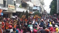 Warga pun berbondong-bondong menyaksikan kirab Cap Go Meh Magelang tersebut di sepanjang Jalan Pemuda yang dikenal dengan sebutan Pecinan (Foto: Eko Susanto/detikcom)