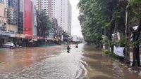 Banjir Masih Menggenangi Kawasan Kelapa Gading Jakarta Utara