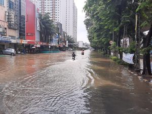 Banjir Masih Menggenangi Kawasan Kelapa Gading Jakarta Utara