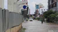 Pengendara mobil berusaha menerobos banjir di Jalan Boulevard Barat.