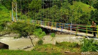 Jembatan pelangi, salah satu objek wisata menarik yang bisa traveler temui di Desa Cawat (Robby Bernardi/detikcom)