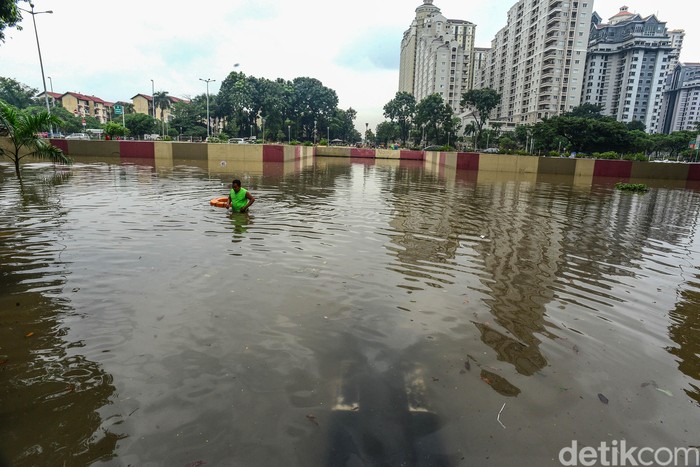 Banjir Underpass Kemayoran Hujan deras yang mengguyur Jakarta sejak tengah malam tadi menyebabkan underpass Gandhi School di Kawasan Kemayoran kebanjiran lagi, Sabtu (8/2/2020).
