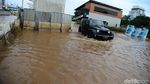 Motor Mogok Akibat Terobos Banjir di Kelapa Gading