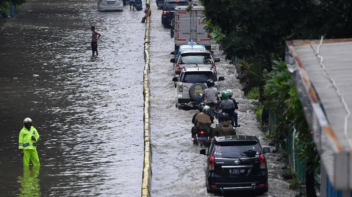 Sejumlah kendaraan menerobos banjir di Jalan Letjen Suprapto, Jakarta Pusat, Sabtu (8/2/2020). Hujan deras yang mengguyur Jakarta sejak Sabtu (8/2) dini hari membuat sejumlah kawasan di Ibu Kota terendam banjir. ANTARA FOTO/Sigid Kurniawan/wsj.