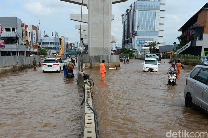 Hujan yang mengguyur kawasan Jakarta Utara menyebabkan banjir di Jalan Boulevard Barat, Kelapa Gading. Jalan ini memang kerap dilanda banjir saat hujan deras mengguyur.