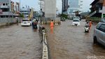 Motor Mogok Akibat Terobos Banjir di Kelapa Gading