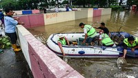 Petugas dikerahkan untuk membersihkan sampah di underpass yang kebanjiran.