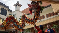 Atraksi liong digelar di kawasan Pertokoan Coyudan, Solo, Jawa Tengah. ANTARA FOTO/Mohammad Ayudha