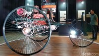 Replika mobil Benz Patent-Motorwagen akan dipajang dalam pameran sementara yang bertajuk Perjalanan menuju 50 tahun kesuksesan Mercedes-Benz di Indonesia di Museum Nasional Indonesia. Pameran ini terselenggara mulai tanggal 8 hingga 15 Februari 2020. Foto: Luthfi Anshori/detikOto