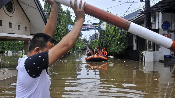 Tim Basarnas mengevakuasi warga menggunakan perahu karet saat banjir menggenangi Perumahan Jatibening Baru di Bekasi, Jawa Barat Sabtu (8/2/2020). Banjir setinggi 60 cm - satu meter tersebut disebabkan curah hujan tinggi dan luapan Kali Bekasi. ANTARA FOTO/Fakhri Hermansyah