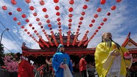 Sejumlah warga menampilkan tarian patung dewa di halaman klenteng Liong Hok Bio saat kirab budaya Cap Go Meh di kota Magelang, Jawa Tengah. ANTARA FOTO/Anis Efizudin